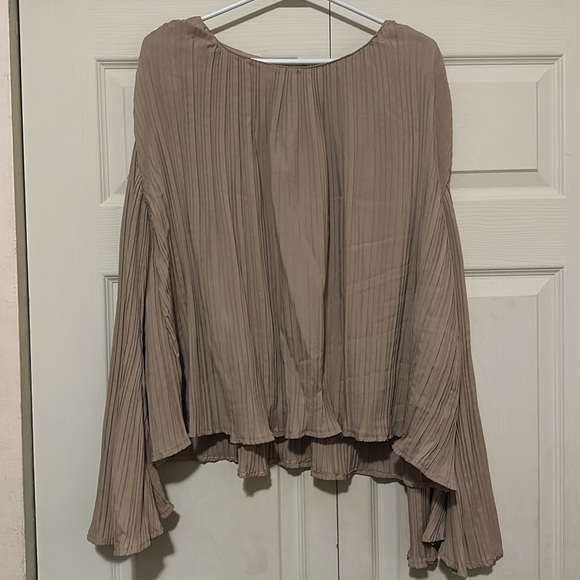 SHEIN Privé Solid Pleated Bell Sleeve
Blouse - Picture 7 of 8